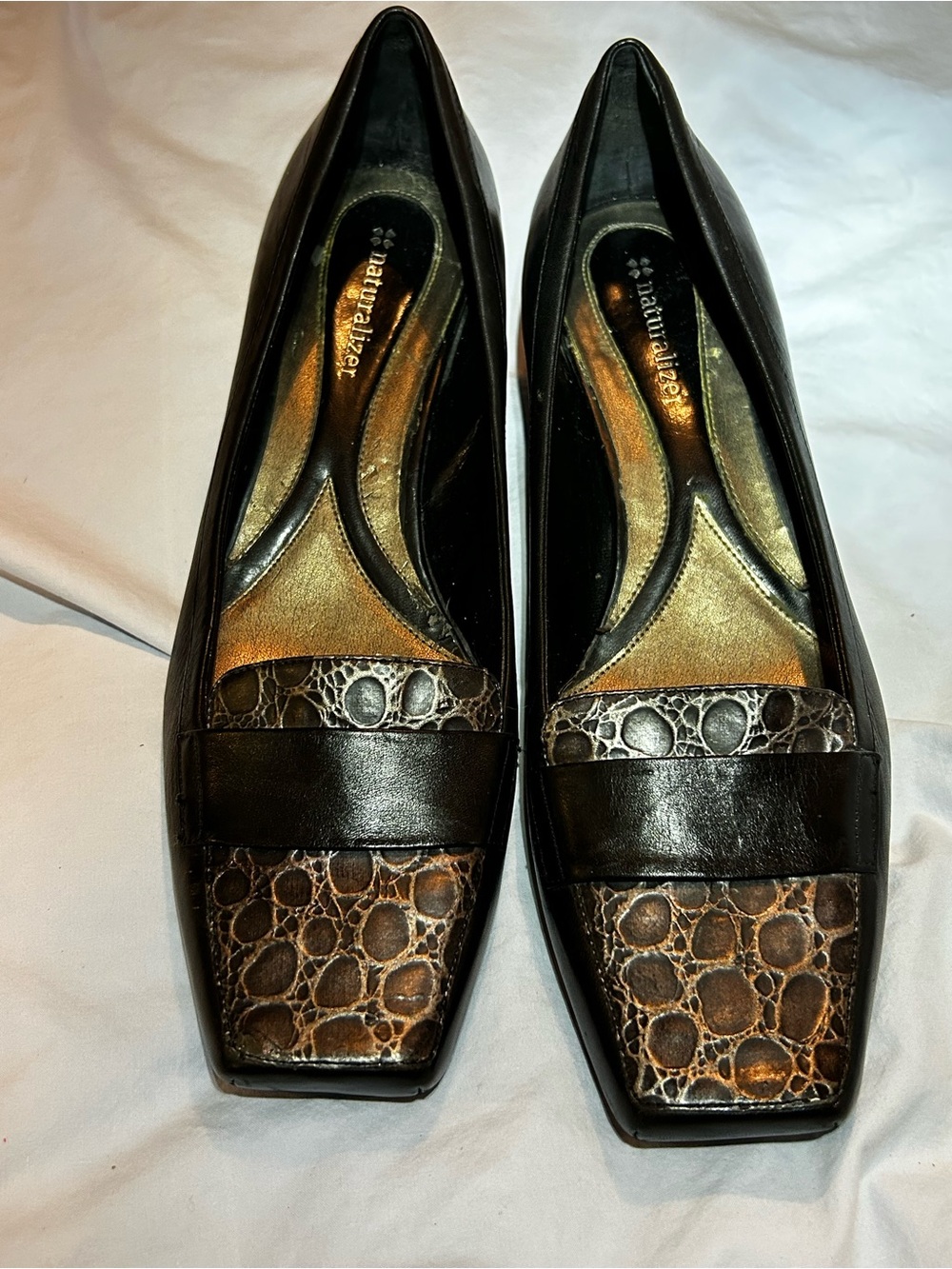 Naturalizer Black Pumps with Brown Croc-Accent